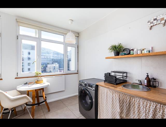 BEDROOM APARTMENT FOR SALE IN CAPE TOWN CITY CENTRE
